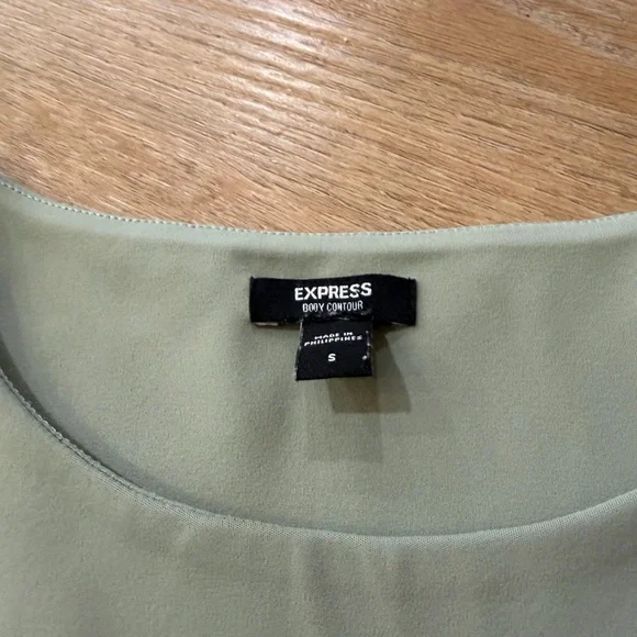 Express Body Contour 90's Women’s Cropped Tee Sage Green Small - Picture 2 of 6